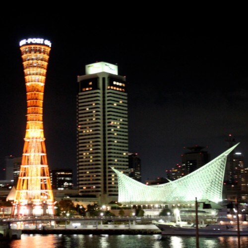 神戸港を彩るシンボル、ポートタワーとモザイク