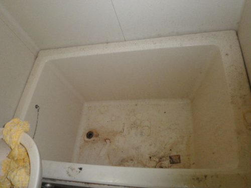 荷物置きになっていたバスタブ内は比較的軽い損傷