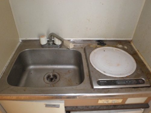 放置された食器等を撤去後のシンク