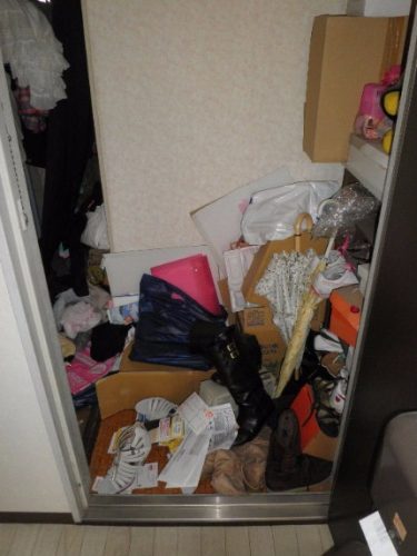 靴も脱げない程の散らかった玄関