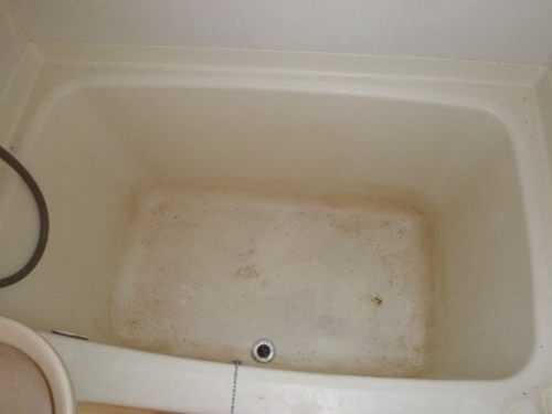 皮脂や汚れがこびり付いたバスタブ