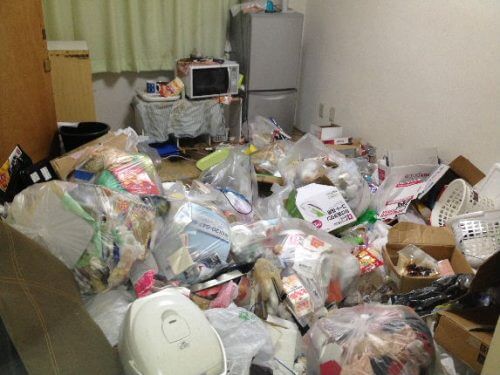 茨木市のゴミ屋敷　ゴミ袋から漏れる悪臭が漂う部屋