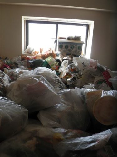 ゴミが山積みにされ、窓の高さまで到達した東淀川区のゴミ屋敷