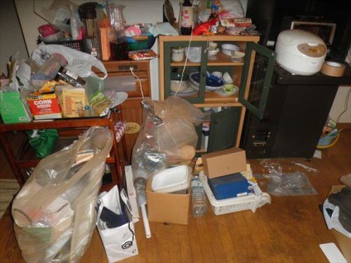 食器や食品が溢れ、散らかるキッチン周り