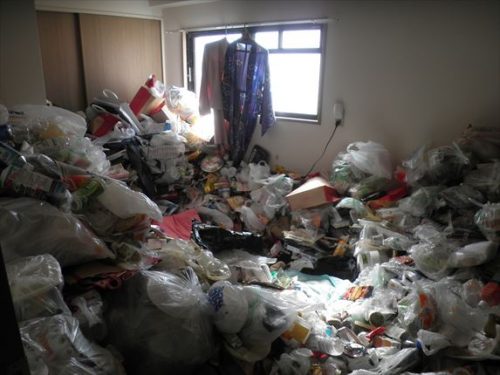 東淀川区でのゴミ屋敷の引越しに伴う不用品ゴミ片付け回収作業前の寝室の状態