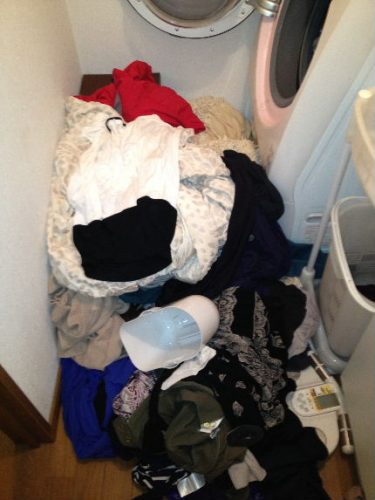 洗濯機周りに散乱したモノ　西区の汚部屋片付け専門サポート業者トリプルエス