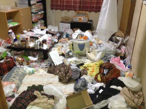 茨木市のゴミ屋敷片付け　汚部屋の中の一画にあるのは睡眠スペース？