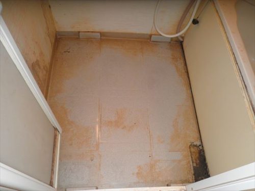皮脂汚れのこびり付いたバスルーム床