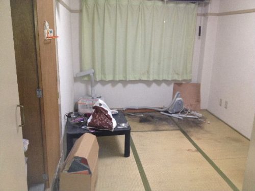 茨木市のゴミ屋敷から漏れる腐敗物が床に漏れだした結果