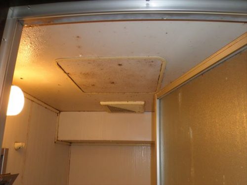 湯気の逃げ道が不十分でカビがちな阿倍野区の汚部屋浴室クリーニング前の状態