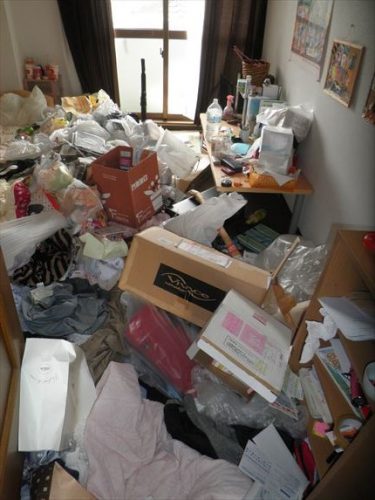 ほぼ居住スペースのない東大阪市内の汚部屋のリビング