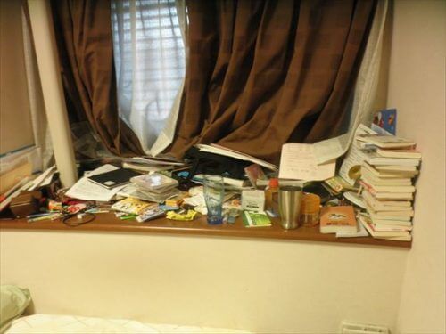 ADHDの住人と汚部屋片付けサポート　窓際に積まれた書籍や書類で開閉すら出来ない窓