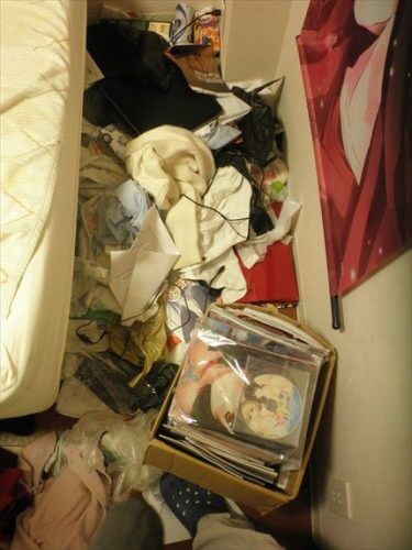 ADHD住人の汚部屋片付け　ベッド周りに積もった整理できないモノの山