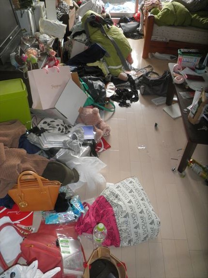 脱ぎっぱなしの衣類や雑貨であふれる床