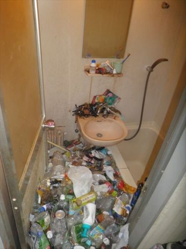 バスルームまで不用品で溢れたゴミ屋敷を片付ける　大阪のトリプルエス