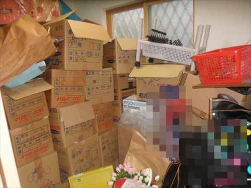 段ボールが積み上がり部屋が埋まっている東大阪市内の汚部屋　片付けサポート業者のトリプルエス
