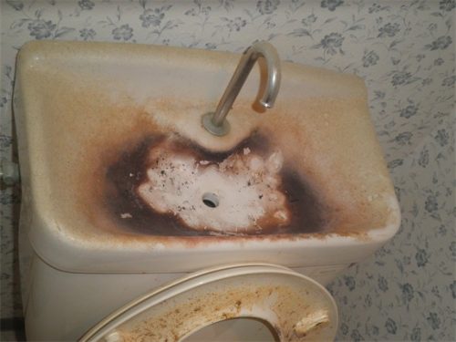 手洗い器の部分まで完全に汚れが固着しているトイレ