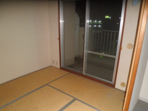 窓の外のゴミや不用品も片付け、スッキリした東大阪のマンションのベランダ
