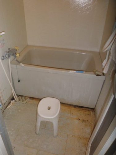 水垢、皮脂や石けんカスで汚れたバスルームのある東大阪市の物件