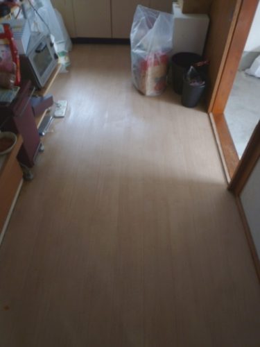 除菌洗浄作業を完了した床　大阪のハウスクリーニング業者トリプルエス