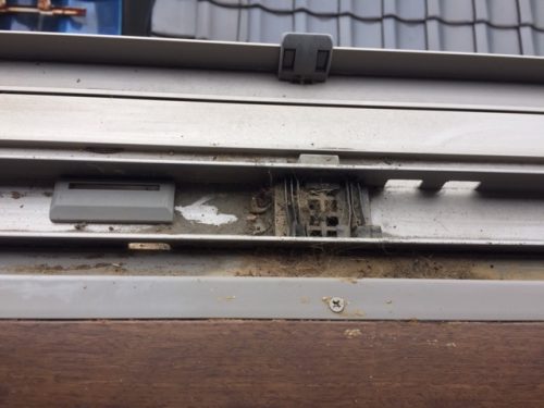 ゴミが詰まった窓サッシ2