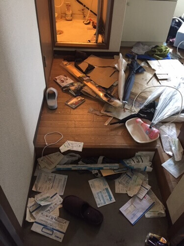 汚部屋化した東大阪市内の某社員寮　モノが散乱したまんまの玄関