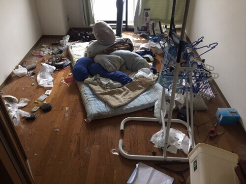 汚部屋化した東大阪市内の某社員寮　暮らしの拠点、リビング
