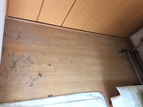 福島区の汚部屋　不用品回収後、汚れが目立つ床