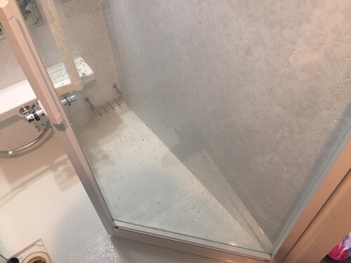 大阪市中央区のお風呂のクリーニング　皮脂や石けんカスの汚れが取れて、透明度が増したバスルームのドア