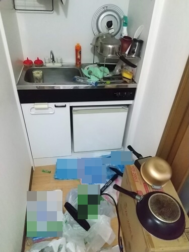 枚方市内の汚部屋片付けに関するご相談はトリプルエス　床に直置きされた不用品で散らかるキッチン