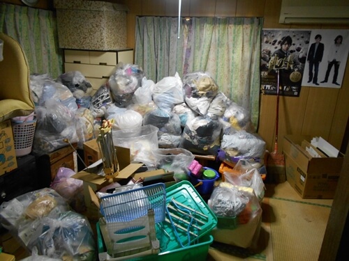 東大阪市の散かったリビングの掃除片付け業者トリプルエス