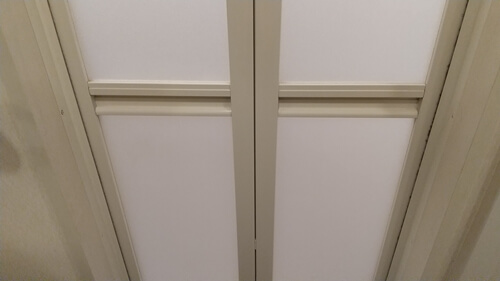 大阪のハウスクリーニング業者トリプルエス　浴室の扉の汚れ落とし