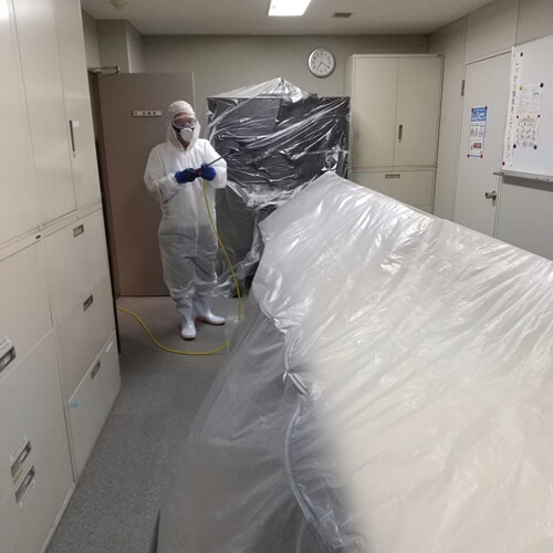 コロナ感染者が見つかった大阪市内の会議室内除菌消毒作業