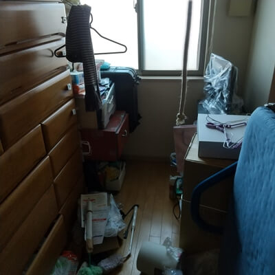 片付ける前の不用品で散らかった大阪市北区タワマンの部屋の状態