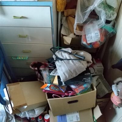 大阪の不用品の山で崩壊寸前の部屋の整理は片付け業者トリプルエスへご相談ください。