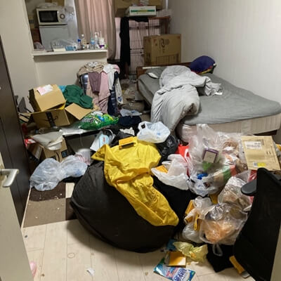 不用品と飲食ゴミであふれる中国人留学生のワンルーム